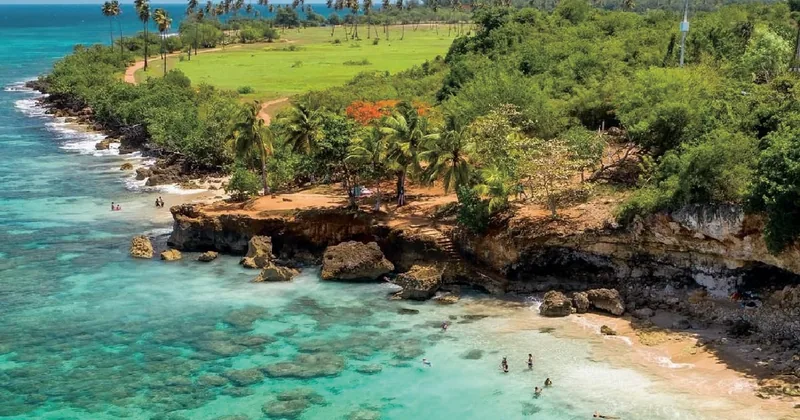 The limestone coast near Cueva del Indio on the San Juan day trip